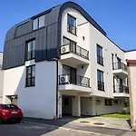 Casa Valmer Piata Victoriei- Private Parking, Parter, Spatios Si Linistit *