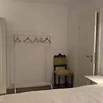 아파트 Casa Valmer Piata Victoriei- Private Parking, Parter, Spatios Si Linistit 부쿠레슈티