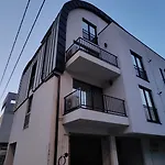 Casa Valmer Piata Victoriei- Private Parking, Parter, Spatios Si Linistit דירה